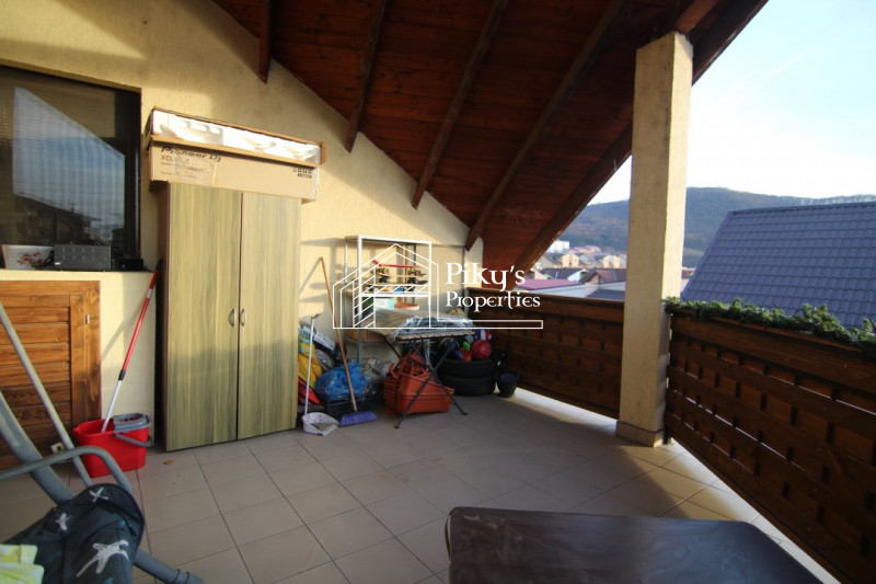 Apartament in vila cu 4 camere pe 2 niveluri cu terasa si parcare in Floresti